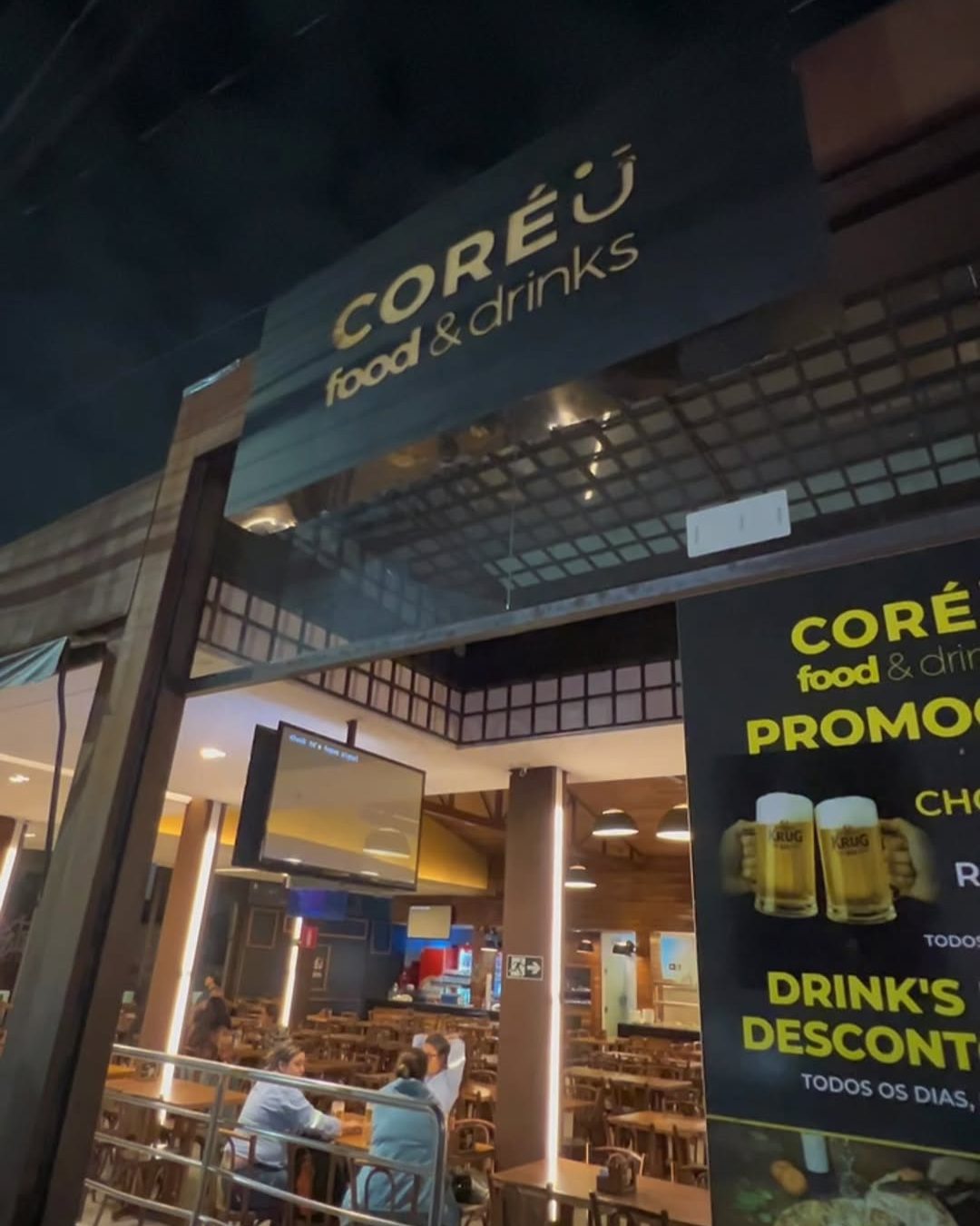 Entrada do Coréu Food & Drinks à noite