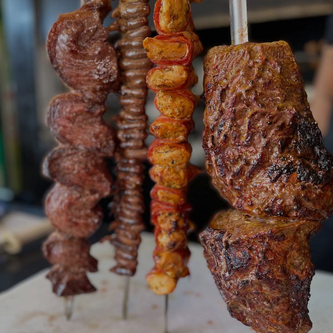 Espetos de picanha, coração e frango na brasa