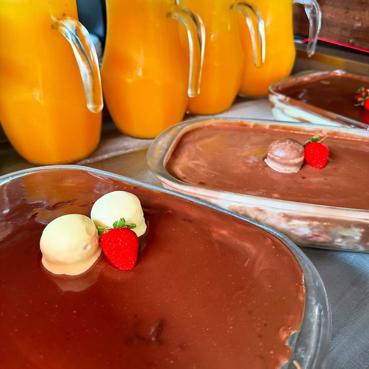 Sucos naturais e sobremesas do buffet