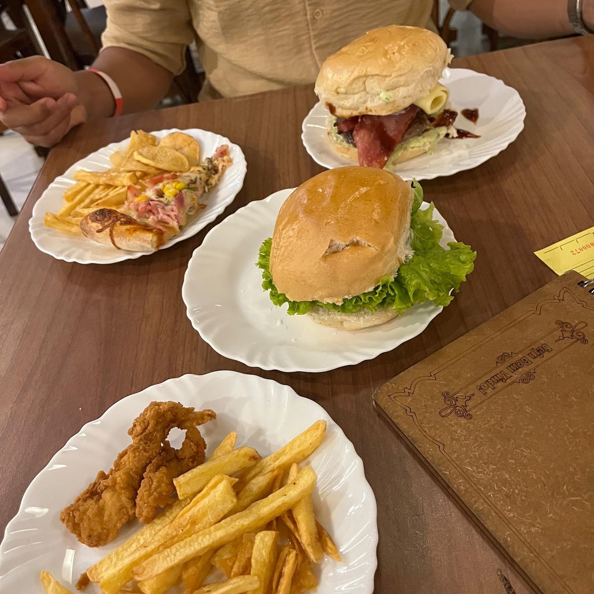 Burgers artesanais com fritas