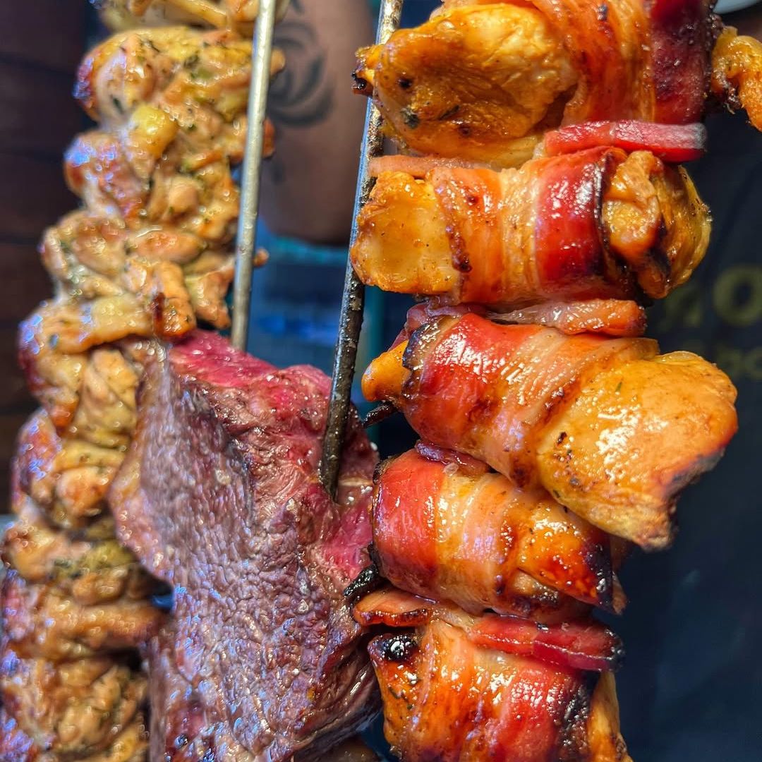 Espetos de carne na brasa